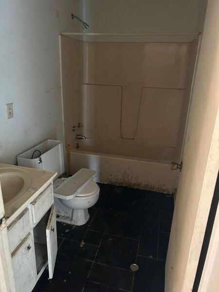 201 Volz bathroom before remodel.
